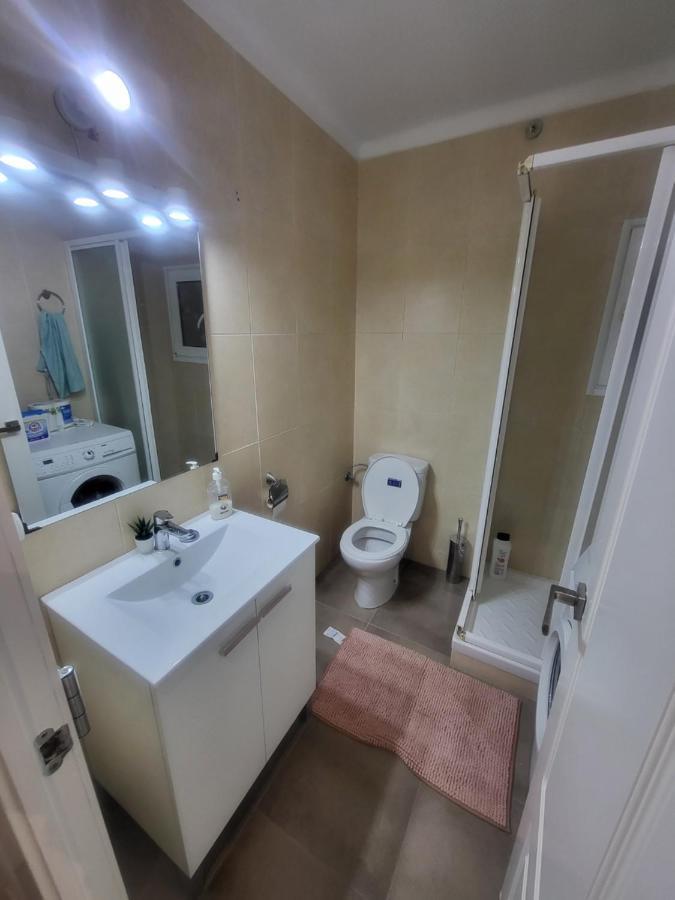 Habitaciones Con Bano Compartido En Bonito Apartamento En Бадалона Екстериор снимка