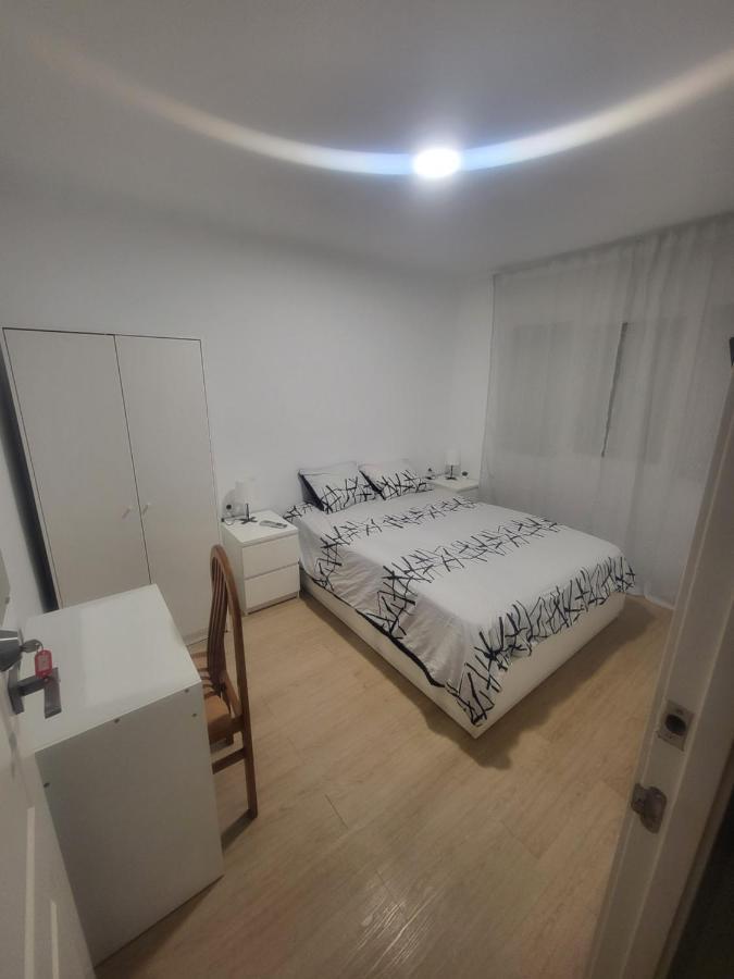 Habitaciones Con Bano Compartido En Bonito Apartamento En Бадалона Екстериор снимка